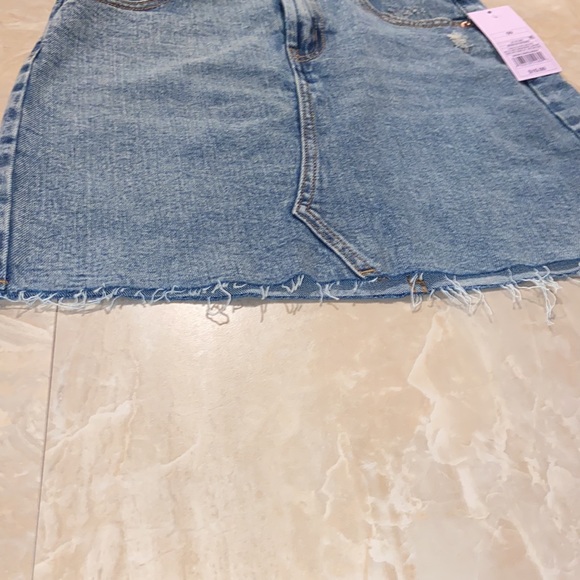 NWT. Wild Fable Medium Blue Distressed Demin Skirt. 4 Real Pockets. Size 00. - Picture 3 of 5